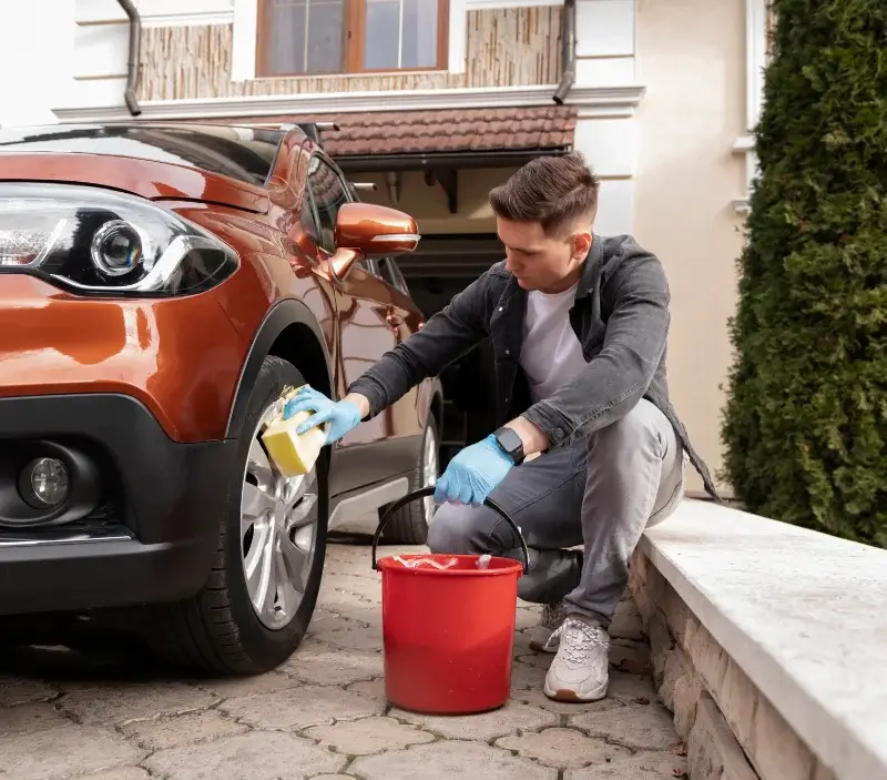 Lavage auto à domicile Hondouville : professionnel intervenant sur un véhicule